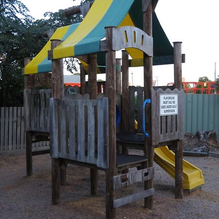 Bundaberg East Cabin And Tourist Park Bagian luar foto